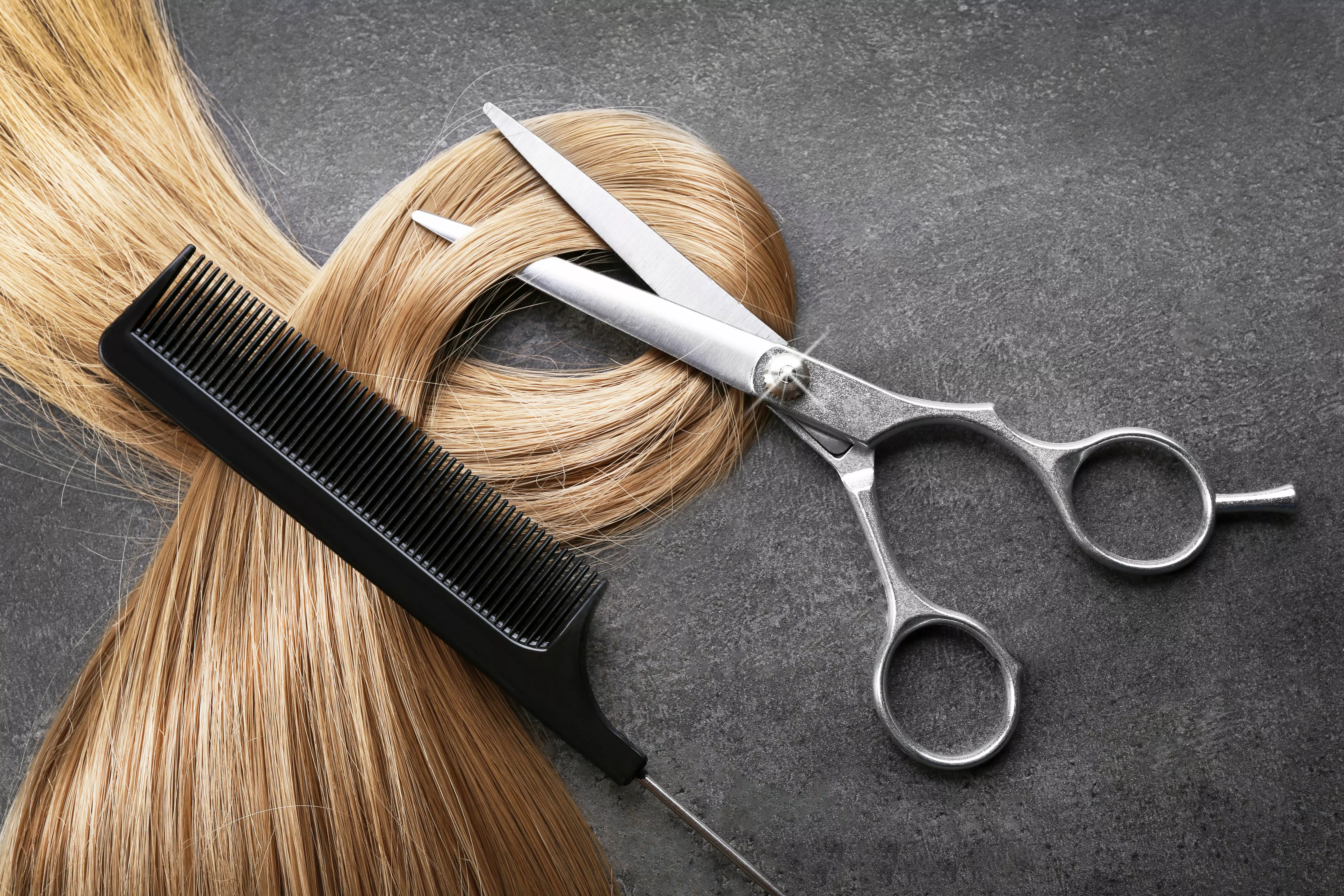 Coupe d'une mèche de cheveux blonds.